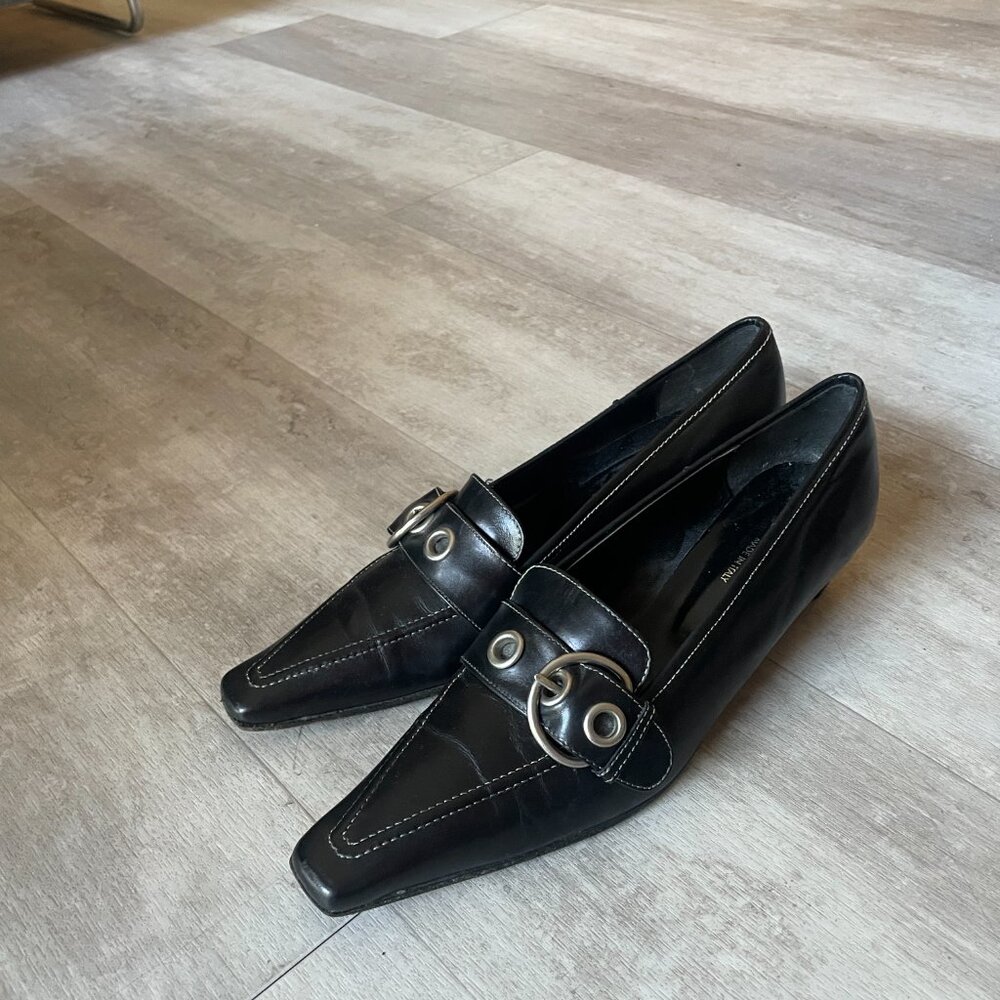 Black Leather Early 00s Priori pointed toe kitten heel shoe with silver buckle